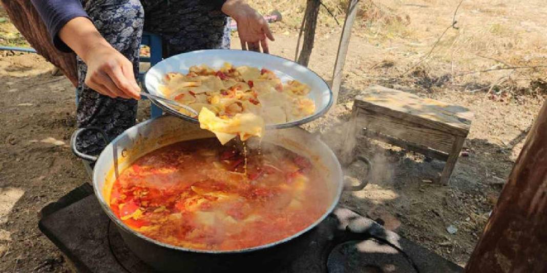 Nesilden nesle aktarılan kültür! Tek ocakta pişiyor, kokusu tüm mahalleyi sarıyor: İmece hazırlık herkesin karnını doyuruyor 2